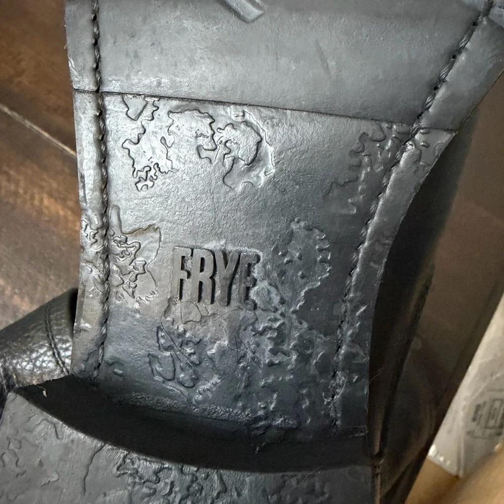 Frye classic black